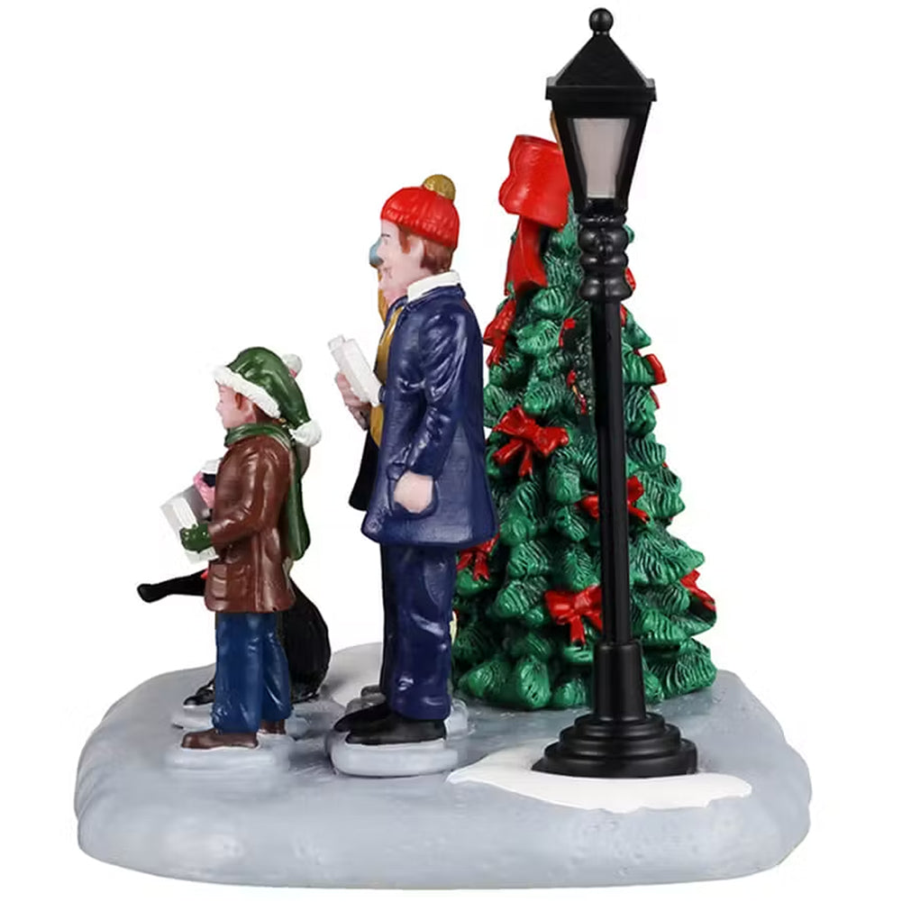 Family Caroling Vail Village Lemax Cod 43722 3
