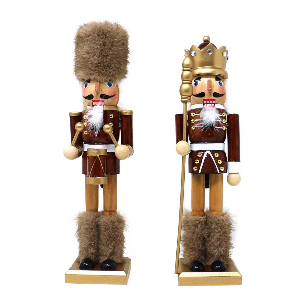 Soldatino schiaccianoci in legno marrone con colbacco We Love Christmas 38 cm assortito 1