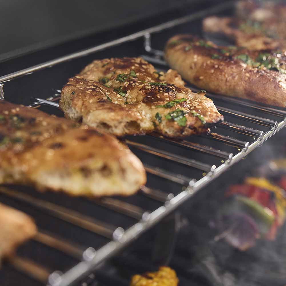 Weber Genesis E-325 barbecue a gas con Sear Zone e copertura premium 2